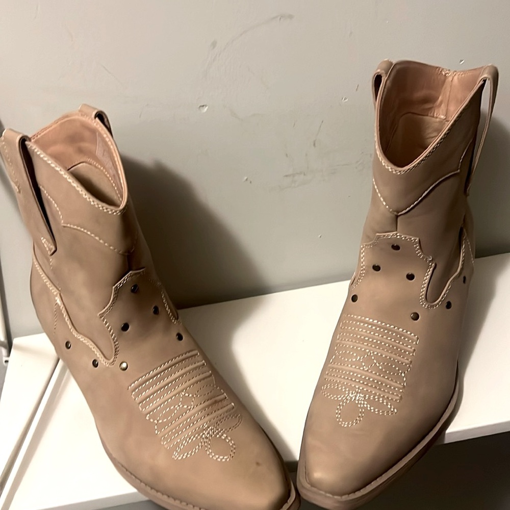 Women’s cowboy boots